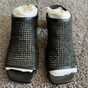 Daniella Shevel Salma Black Low Hesls